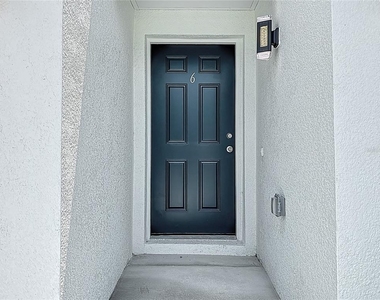 326 S Grosse Avenue - Photo Thumbnail 2