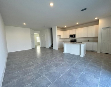 3019 Chantilly Drive - Photo Thumbnail 2