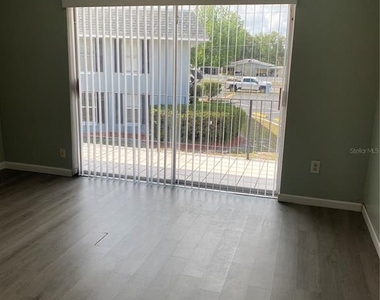 915 W Oak Ridge Road - Photo Thumbnail 2