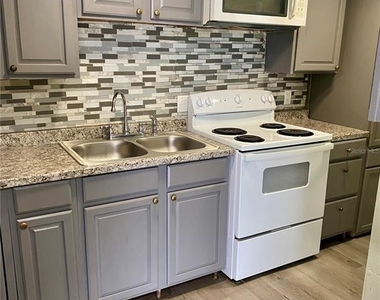 915 W Oak Ridge Road - Photo Thumbnail 4
