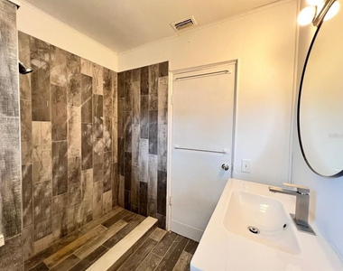 107 Oakland Drive - Photo Thumbnail 15