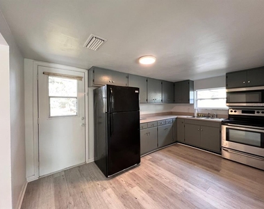 107 Oakland Drive - Photo Thumbnail 9