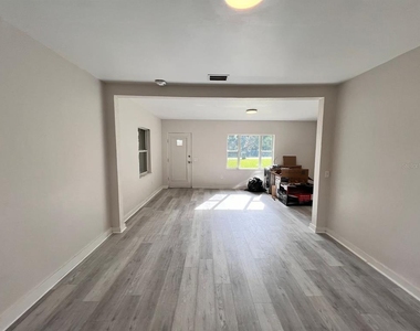 107 Oakland Drive - Photo Thumbnail 5