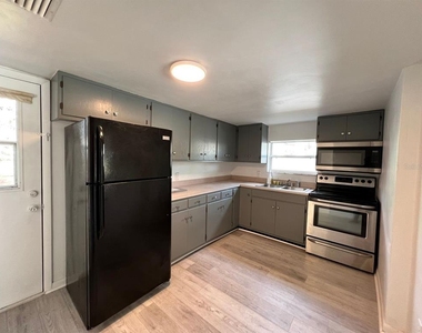 107 Oakland Drive - Photo Thumbnail 8