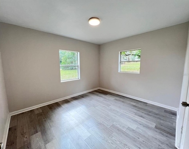 107 Oakland Drive - Photo Thumbnail 12