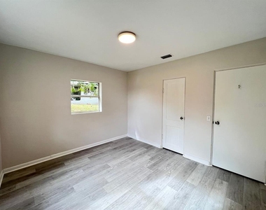 107 Oakland Drive - Photo Thumbnail 17