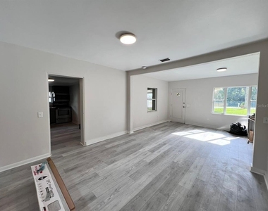 107 Oakland Drive - Photo Thumbnail 4