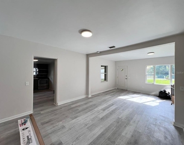 107 Oakland Drive - Photo Thumbnail 6