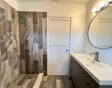 107 Oakland Drive - Photo Thumbnail 14