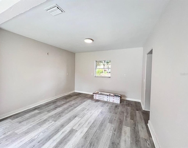 107 Oakland Drive - Photo Thumbnail 7