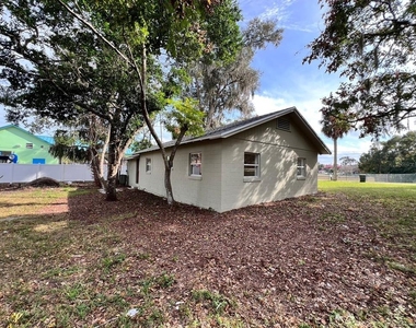 107 Oakland Drive - Photo Thumbnail 2