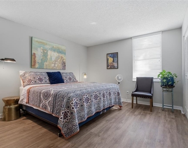 7540 Bay Island Drive S - Photo Thumbnail 16