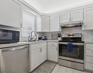 7540 Bay Island Drive S - Photo Thumbnail 11