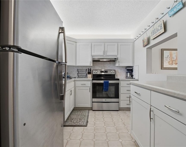 7540 Bay Island Drive S - Photo Thumbnail 10