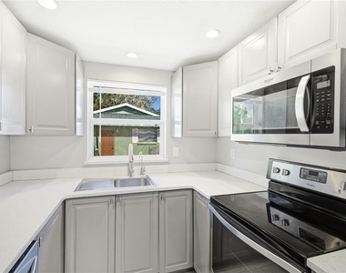 5320 Moeller Avenue - Photo Thumbnail 5
