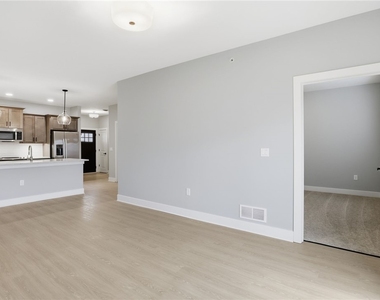 1195 Marina Parkway - Photo Thumbnail 5