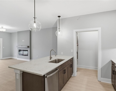 1195 Marina Parkway - Photo Thumbnail 6