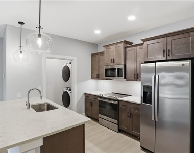 1195 Marina Parkway - Photo Thumbnail 7