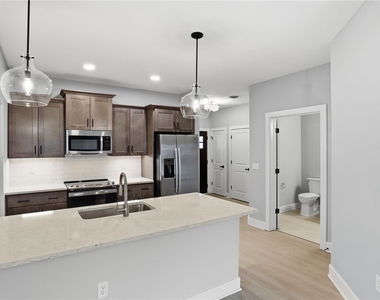 1195 Marina Parkway - Photo Thumbnail 8