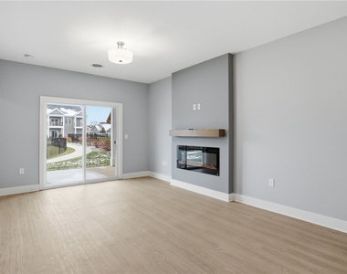 1195 Marina Parkway - Photo Thumbnail 3