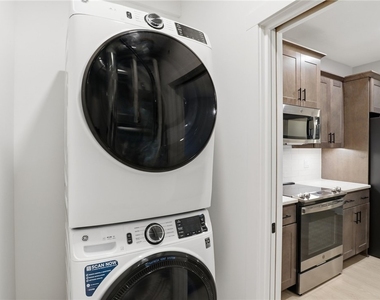 1195 Marina Parkway - Photo Thumbnail 12