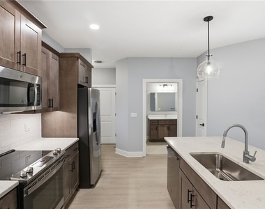 1195 Marina Parkway - Photo Thumbnail 9