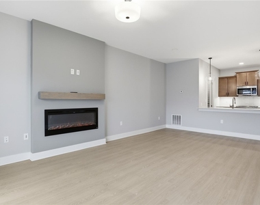 1195 Marina Parkway - Photo Thumbnail 4