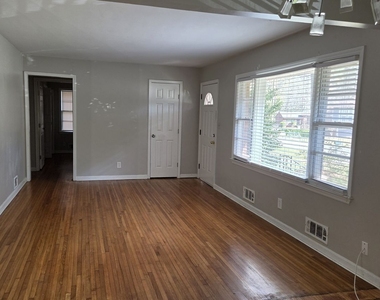 136 Hillsdale Drive Se - Photo Thumbnail 3