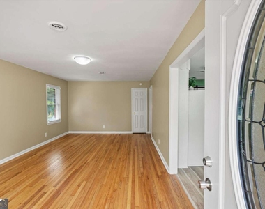 628 S Evelyn Place Nw - Photo Thumbnail 2