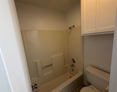 738 Bluebonnet Drive - Photo Thumbnail 8