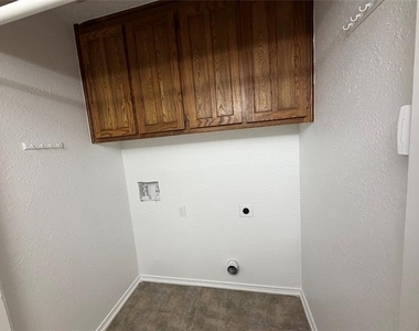 738 Bluebonnet Drive - Photo Thumbnail 5