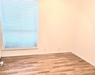 11805 Leisure Drive - Photo Thumbnail 6