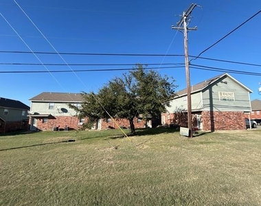 811 W Walnut Street - Photo Thumbnail 1