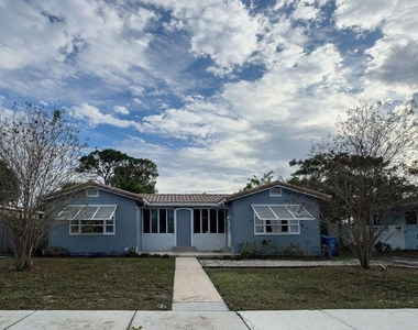 902 Ne 34th Street - Photo Thumbnail 3