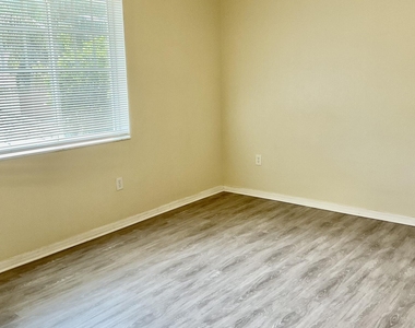 6418 Emerald Dunes  W/garage - Photo Thumbnail 11