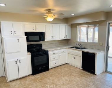 678 Monterey Place - Photo Thumbnail 8