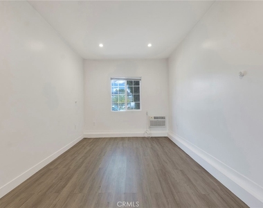 22222 Vanowen - Photo Thumbnail 9
