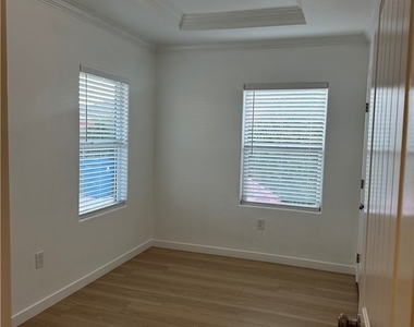 956 E 43rd - Photo Thumbnail 20