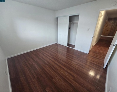 2341 21st St - Photo Thumbnail 4