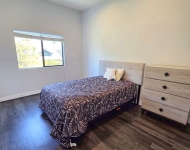 2651 S Hobart Boulevard - Photo Thumbnail 12