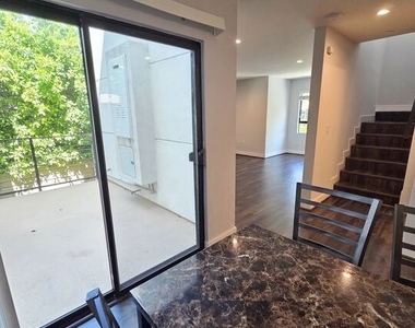 2651 S Hobart Boulevard - Photo Thumbnail 5