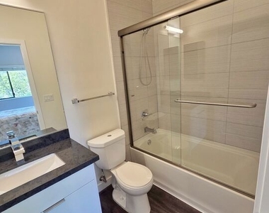 2651 S Hobart Boulevard - Photo Thumbnail 11