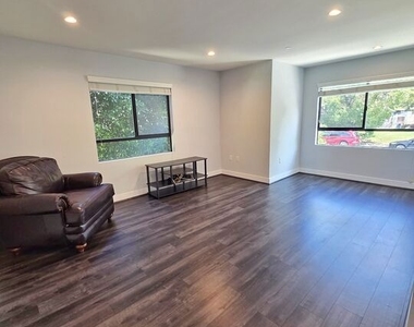 2651 S Hobart Boulevard - Photo Thumbnail 6