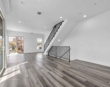 6006 Klump Avenue - Photo Thumbnail 3