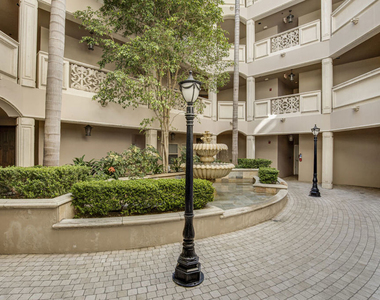 850 N Croft Avenue - Photo Thumbnail 2