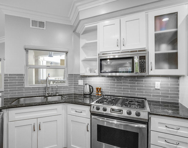850 N Croft Avenue - Photo Thumbnail 15