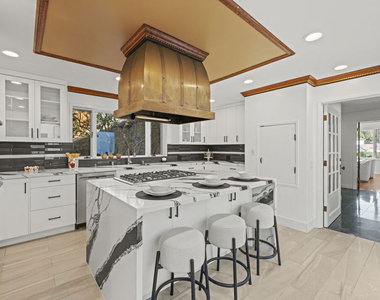 865 Warner Avenue - Photo Thumbnail 7