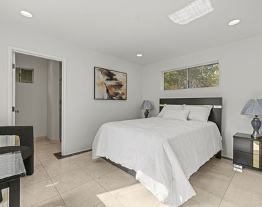865 Warner Avenue - Photo Thumbnail 10