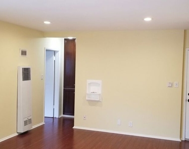 5950 Carlton Way - Photo Thumbnail 9