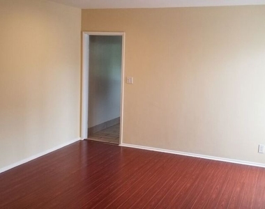 5950 Carlton Way - Photo Thumbnail 3